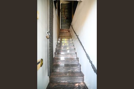 Casa à venda com 254m², 2 quartos e 4 vagasEscada de Entrada