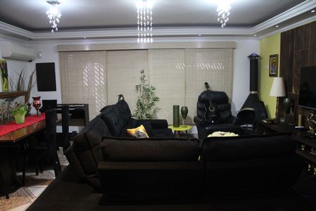 Casa à venda com 276m², 4 quartos e 4 vagasSala