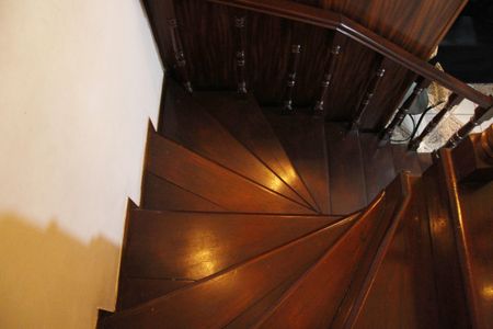 Casa à venda com 276m², 4 quartos e 4 vagasEscada acesso aos Quartos