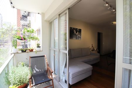 Apartamento à venda com 145m², 4 quartos e 2 vagas Apartamento à venda com 145m², 4 quartos e 2 vagasVaranda