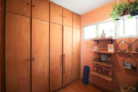 Apartamento à venda com 145m², 4 quartos e 2 vagas Apartamento à venda com 145m², 4 quartos e 2 vagasQuarto de Serviço