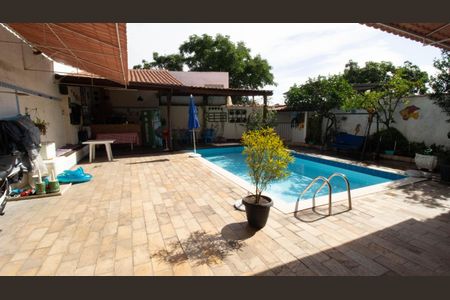 Casa à venda com 170m², 4 quartos e 4 vagas Casa à venda com 170m², 4 quartos e 4 vagasPiscina