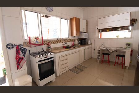 Casa à venda com 170m², 4 quartos e 4 vagas Casa à venda com 170m², 4 quartos e 4 vagasCozinha