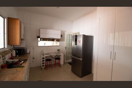 Casa à venda com 170m², 4 quartos e 4 vagas Casa à venda com 170m², 4 quartos e 4 vagasCozinha