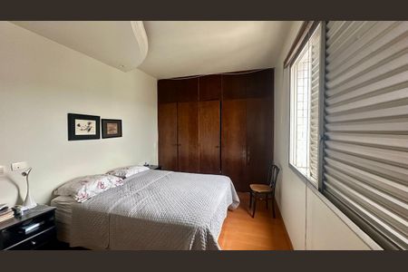 Apartamento à venda com 130m², 4 quartos e 2 vagasQuarto 