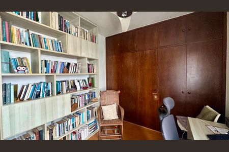 Apartamento à venda com 130m², 4 quartos e 2 vagasQuarto 