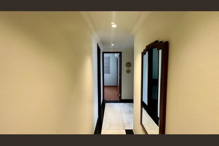 Apartamento à venda com 130m², 4 quartos e 2 vagasCorredor 