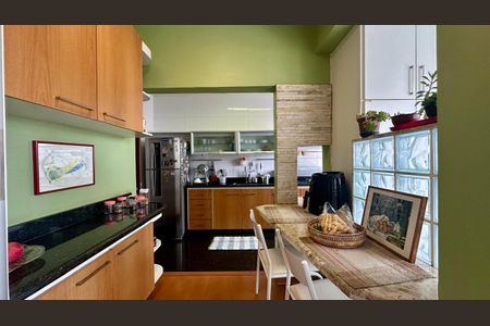 Apartamento à venda com 130m², 4 quartos e 2 vagasCozinha 