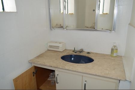 Casa à venda com 183m², 3 quartos e 2 vagasBanheiro