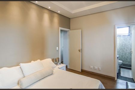 Apartamento à venda com 237m², 5 quartos e 2 vagasQuarto 4