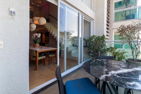 Apartamento à venda com 210m², 4 quartos e 3 vagas Apartamento à venda com 210m², 4 quartos e 3 vagasVaranda