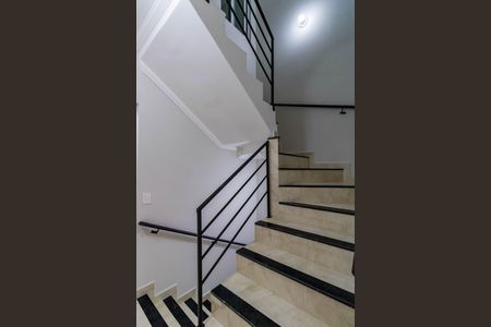 Casa à venda com 140m², 3 quartos e 2 vagas Casa à venda com 140m², 3 quartos e 2 vagasEscada para os Quartos