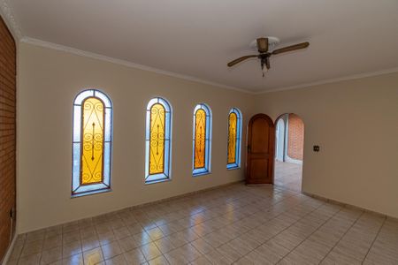 Casa para alugar com 190m², 3 quartos e 3 vagasSala