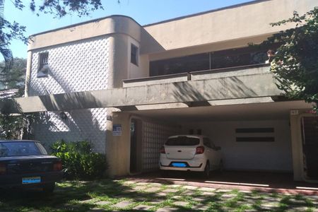 Casa à venda com 653m², 3 quartos e 7 vagas Casa à venda com 653m², 3 quartos e 7 vagasFachada e Placa