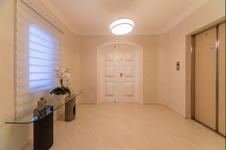 Apartamento para alugar com 320m², 3 quartos e 2 vagasHall social