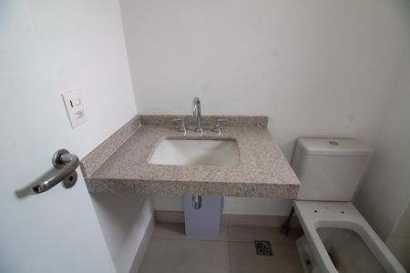 Apartamento à venda com 232m², 4 quartos e 3 vagas Apartamento à venda com 232m², 4 quartos e 3 vagasBanheiro da Suíte 2