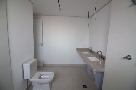 Apartamento à venda com 232m², 4 quartos e 3 vagas Apartamento à venda com 232m², 4 quartos e 3 vagasBanheiro da Suíte 4
