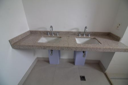 Apartamento à venda com 232m², 4 quartos e 3 vagas Apartamento à venda com 232m², 4 quartos e 3 vagasBanheiro da Suíte 4