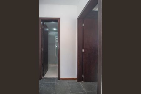Casa à venda com 233m², 4 quartos e 2 vagas Casa à venda com 233m², 4 quartos e 2 vagasCorredor