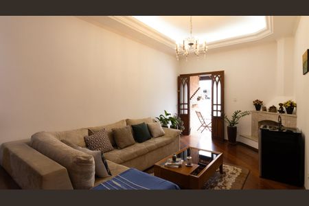 Casa à venda com 225m², 3 quartos e 3 vagas Casa à venda com 225m², 3 quartos e 3 vagasSala