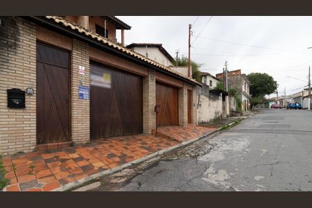 Casa à venda com 225m², 3 quartos e 3 vagas Casa à venda com 225m², 3 quartos e 3 vagasFachada + Plaquinha