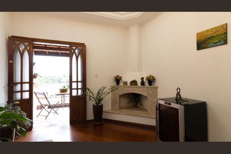 Casa à venda com 225m², 3 quartos e 3 vagas Casa à venda com 225m², 3 quartos e 3 vagasSala