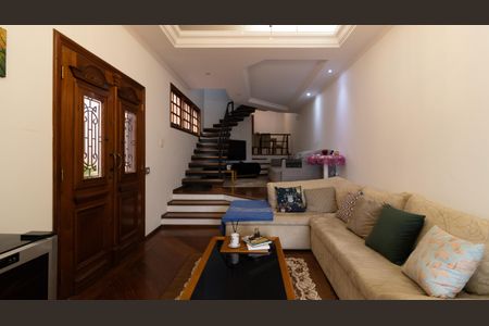 Casa à venda com 225m², 3 quartos e 3 vagas Casa à venda com 225m², 3 quartos e 3 vagasSala