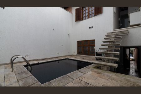 Casa à venda com 225m², 3 quartos e 3 vagas Casa à venda com 225m², 3 quartos e 3 vagasPiscina