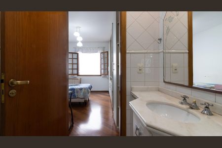 Casa à venda com 225m², 3 quartos e 3 vagas Casa à venda com 225m², 3 quartos e 3 vagasBanheiro da Suíte 2