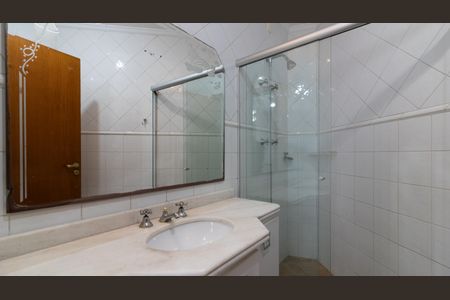 Casa à venda com 225m², 3 quartos e 3 vagas Casa à venda com 225m², 3 quartos e 3 vagasBanheiro da Suíte 2