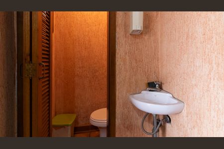 Casa à venda com 225m², 3 quartos e 3 vagas Casa à venda com 225m², 3 quartos e 3 vagasBanheiro de Serviço 2