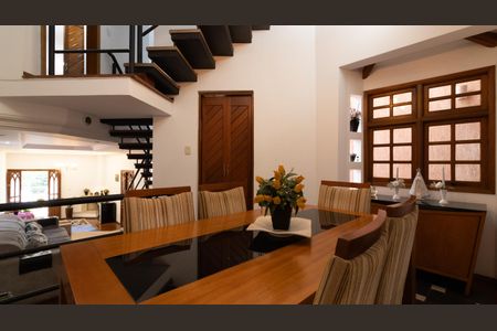 Casa à venda com 225m², 3 quartos e 3 vagas Casa à venda com 225m², 3 quartos e 3 vagasSala de Jantar