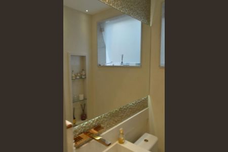 Casa de condomínio à venda com 228m², 3 quartos e 3 vagasLavabo