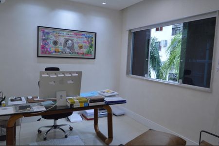 Casa de condomínio à venda com 228m², 3 quartos e 3 vagasEscritório