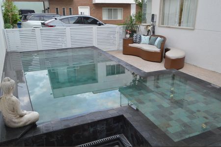 Casa de condomínio à venda com 228m², 3 quartos e 3 vagasPiscina