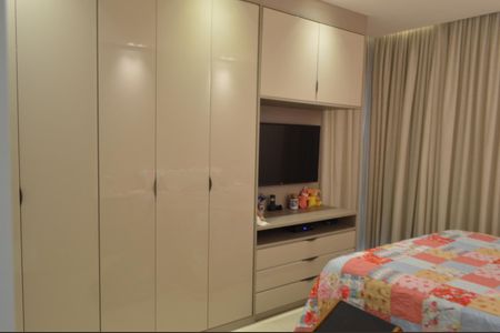 Casa de condomínio à venda com 228m², 3 quartos e 3 vagasSuíte