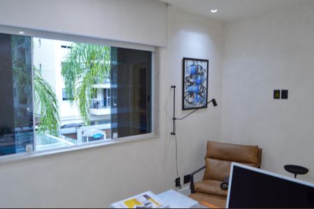 Casa de condomínio à venda com 228m², 3 quartos e 3 vagasEscritório