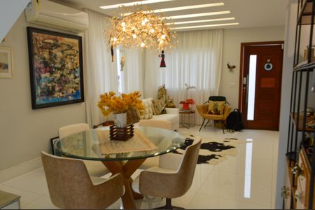 Casa de condomínio à venda com 228m², 3 quartos e 3 vagasSala