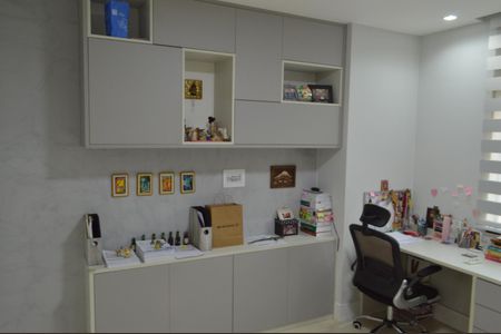 Casa de condomínio à venda com 228m², 3 quartos e 3 vagasQuarto