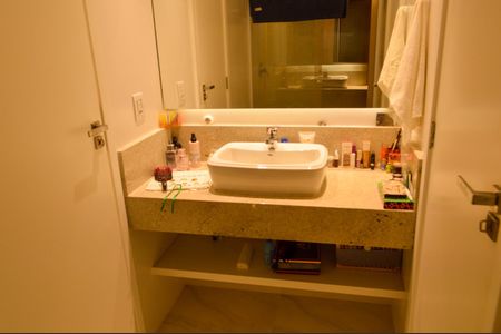 Casa de condomínio à venda com 228m², 3 quartos e 3 vagasBanheiro Social