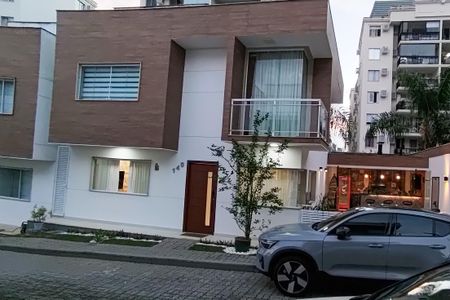 Casa de condomínio à venda com 228m², 3 quartos e 3 vagasFachada