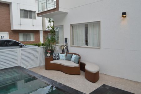 Casa de condomínio à venda com 228m², 3 quartos e 3 vagasPiscina