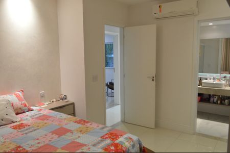 Casa de condomínio à venda com 228m², 3 quartos e 3 vagasSuíte