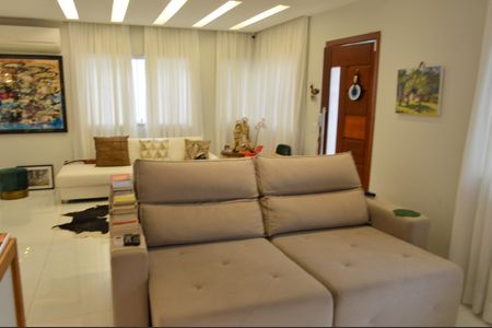 Casa de condomínio à venda com 228m², 3 quartos e 3 vagasSala