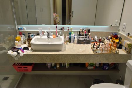 Casa de condomínio à venda com 228m², 3 quartos e 3 vagasBanheiro da Suíte