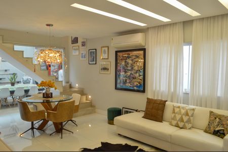 Casa de condomínio à venda com 228m², 3 quartos e 3 vagasSala