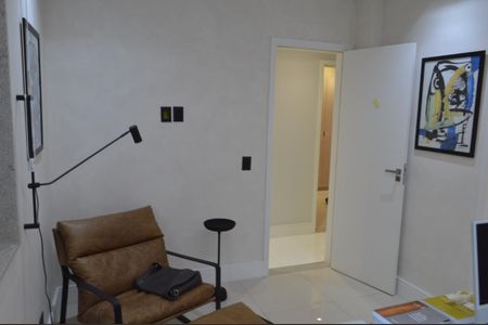 Casa de condomínio à venda com 228m², 3 quartos e 3 vagasEscritório