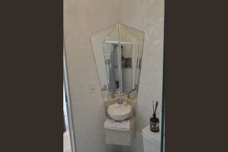 Casa de condomínio à venda com 228m², 3 quartos e 3 vagasBanheiro de serviço