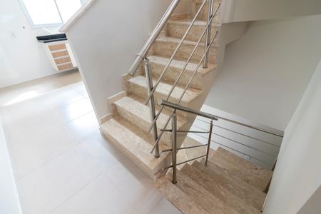 Casa à venda com 179m², 3 quartos e 2 vagas Casa à venda com 179m², 3 quartos e 2 vagasCozinha - Escada