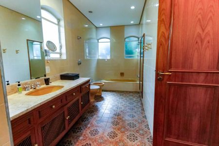 Casa à venda com 1157m², 6 quartos e 8 vagasBanheiro da Suíte